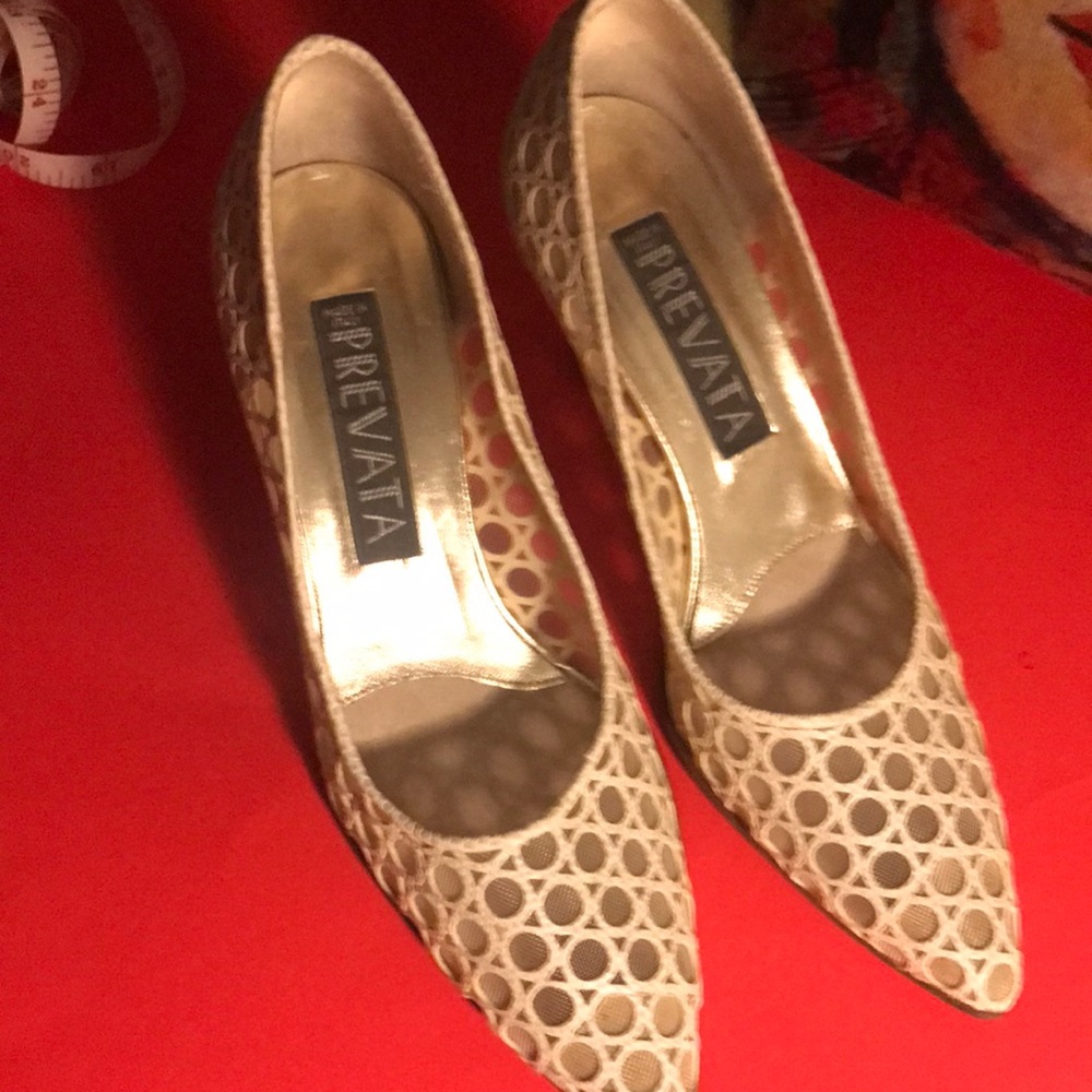 Precast vintage pumps cream color size 5.5